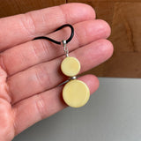 قلادة من الكهرمان، مصنوعة من الفضة الإسترليني عيار 925 في الاتحاد الأوروبي، من حجر كريم طبيعي من بحر البلطيق، وزنها 3.5 غرام، هدية.