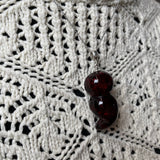 قلادة من الكهرمان الطبيعي، مصنوعة من الفضة الإسترليني عيار 925 في الاتحاد الأوروبي، حجر كريم من بحر البلطيق، وزنها 7.5 غرام.