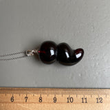 قلادة من الكهرمان الطبيعي، مصنوعة من الفضة الإسترليني عيار 925 في الاتحاد الأوروبي، حجر كريم من بحر البلطيق، وزنها 5.5 غرام.