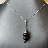 قلادة من الكهرمان الطبيعي، مصنوعة من الفضة الإسترليني عيار 925 في الاتحاد الأوروبي، حجر كريم من بحر البلطيق، وزنها 3.5 غرام.