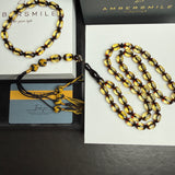 مصباحة من الكهرمان الأسود والماس، مقاس 8.5 × 12.5 مم، وزن 29.9 غرام، مع سوار هدية.