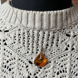 قلادة من الكهرمان الطبيعي، مصنوعة من الفضة الإسترليني عيار 925 في الاتحاد الأوروبي، حجر كريم من بحر البلطيق، وزنها 2.5 غرام، هدية.