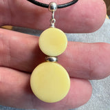 قلادة من الكهرمان، مصنوعة من الفضة الإسترليني عيار 925 في الاتحاد الأوروبي، من حجر كريم طبيعي من بحر البلطيق، وزنها 3.5 غرام، هدية.