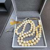 مسبحة من الكهرمان الأبيض مصنوعة يدوياً | 10.8 مم | 48 غ | 66 حبة