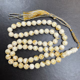 مسبحة من الكهرمان الأبيض مصنوعة يدوياً | 10.8 مم | 48 غ | 66 حبة