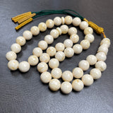 مسبحة من الكهرمان الأبيض مصنوعة يدويًا | 11.8 مم | 42.5 غرام | 45 حبة